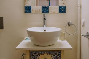 Modern 2BR Apt Glyfada Center and Private Veranda