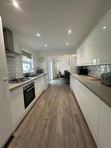 3 bed Spacious House with Parking