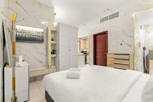 FIRST CLASS Studio Cozy Marble Elegance