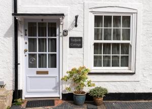 Cosy Period Cottage in Titchfield Village