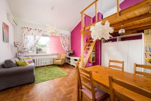 Marymont Apartment with Mezzanine by BookingHost