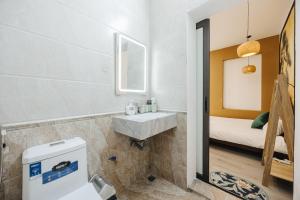 New house 4 bed 5 bath Old Quarter Center Near Market