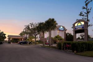 Days Inn & Suites by Wyndham Fort Myers Near JetBlue Park