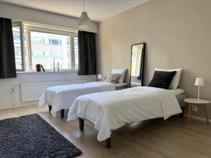 Tilava autopaikallinen kolmio sairaalan vieressä