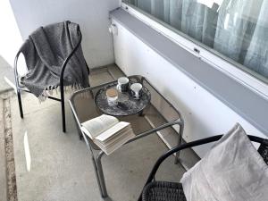 Tilava autopaikallinen kolmio sairaalan vieressä