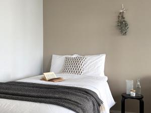 Tilava autopaikallinen kolmio sairaalan vieressä