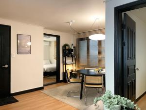 블랙앤우드 하우스, 합정역 도보 5분, 홍대 1정거장, 망원한강공원 Modern Cozy Seoul Loft, Hapjeong station 5 mins walk, Hongdae just 1 stop