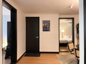 블랙앤우드 하우스, 합정역 도보 5분, 홍대 1정거장, 망원한강공원 Modern Cozy Seoul Loft, Hapjeong station 5 mins walk, Hongdae just 1 stop