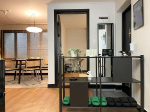 블랙앤우드 하우스, 합정역 도보 5분, 홍대 1정거장, 망원한강공원 Modern Cozy Seoul Loft, Hapjeong station 5 mins walk, Hongdae just 1 stop
