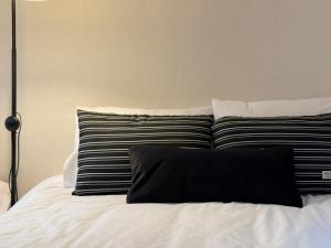 5min to Hapjeong st, Airport bus direct, Han river park, near hongdae, 3BR, free luggage storage
