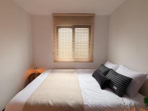 5min to Hapjeong st, Airport bus direct, Han river park, near hongdae, 3BR, free luggage storage