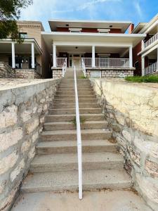 Retro downtown apartment