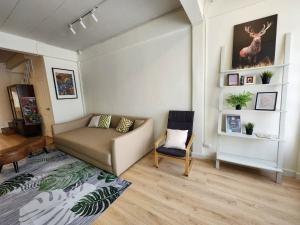 Cozy Bangkok Townhouse for 7 Guests, 5-Minute Walk from BTS