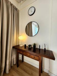 Cozy Bangkok Townhouse for 7 Guests, 5-Minute Walk from BTS