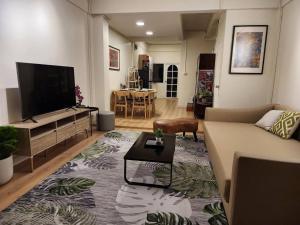 Cozy Bangkok Townhouse for 7 Guests, 5-Minute Walk from BTS