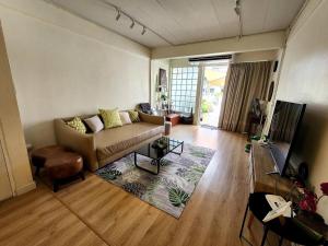 Cozy Bangkok Townhouse for 7 Guests, 5-Minute Walk from BTS