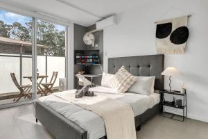 27B Abnb-Style Bright Warm Studio Apt 12Mins walk Train STA