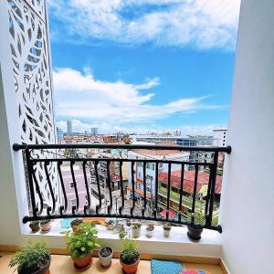 芭提雅市中心高端泳池花园公寓 椰子树下步行街旁