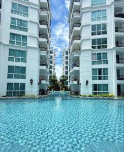 芭提雅市中心高端泳池花园公寓 椰子树下步行街旁