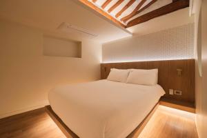 Luxury Hanok Alley Haven