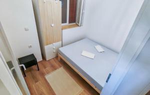 Stunning Apartment In Tkon With House Sea View