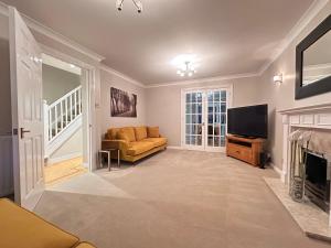 Spacious 4 Bed Home near Elizabeth Line, perfect for Contractors, Families & Groups