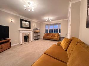 Spacious 4 Bed Home near Elizabeth Line, perfect for Contractors, Families & Groups
