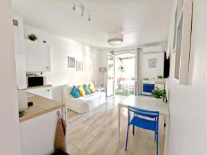 Appartement 2 pièces avec Balcon, Clim et Parking au Port de Hyères