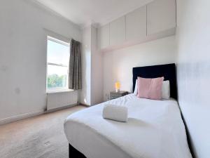 Ealing Hights-underground walking direct to Heathrow -shops