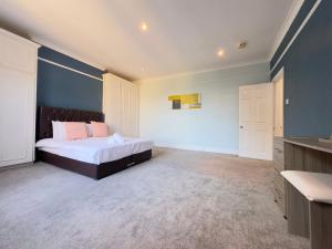 Ealing Hights-underground walking direct to Heathrow -shops