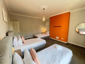 Ealing Hights-underground walking direct to Heathrow -shops