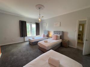 Ealing Hights-underground walking direct to Heathrow -shops