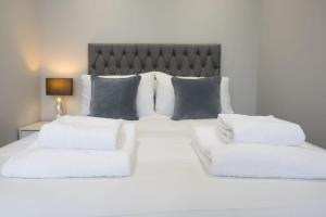 Parking Space, Doors onto Garden-Pet Friendly