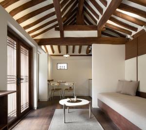 Luxury Hanok Stay Elegance