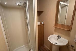 Rubys Place on Lyons Winkups Towyn Sleeps 6