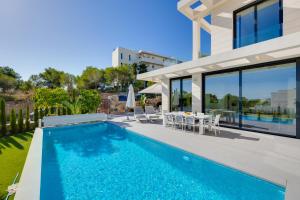 Villa de Lujo c Piscina Climatizada, las Colinas