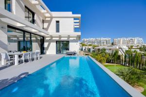 Villa de Lujo c Piscina Climatizada, las Colinas