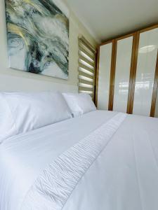 Modern Cozy 2BR Smart Lock Condo with Netflix 4K and YouTube Premium at Seawind