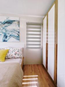 Modern Cozy 2BR Smart Lock Condo with Netflix 4K and YouTube Premium at Seawind