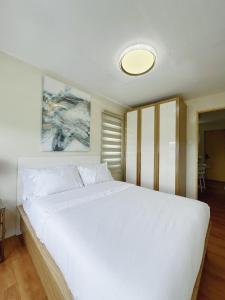 Modern Cozy 2BR Smart Lock Condo with Netflix 4K and YouTube Premium at Seawind