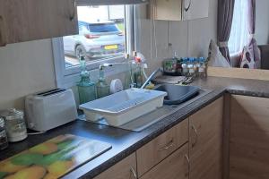 3 Bed Caravan - Sleeps 8 - Pets - Parking - Wifi