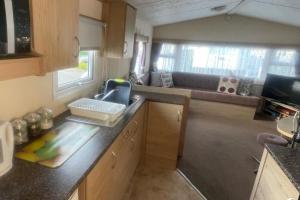 3 Bed Caravan - Sleeps 8 - Pets - Parking - Wifi