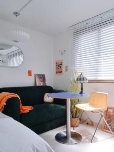 DMC St, Hongik University Station, Cozy 2rooms, Luxury Mattress, 3 minutes by Airport Railroad