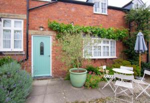 Charming cottage in central Ludlow with parking