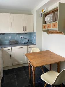 Charming cottage in central Ludlow with parking