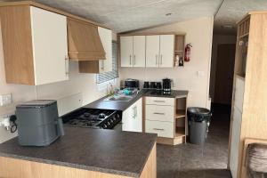 3 Bedroom Caravan - Sleeps 6 Pool & Garden