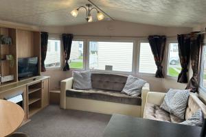3 Bedroom Caravan - Sleeps 6 Pool & Garden