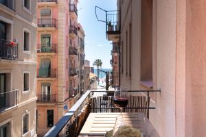 Charming Seaside Apartment in Barceloneta, Renovated with Stunning Sea Views
