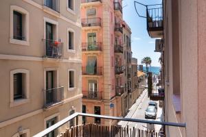 Charming Seaside Apartment in Barceloneta, Renovated with Stunning Sea Views