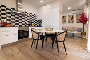 Charming Seaside Apartment in Barceloneta, Renovated with Stunning Sea Views